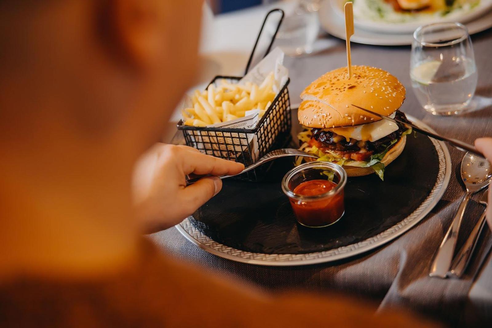 קרפאז' Green Mountain 5* Hotel מראה חיצוני תמונה A hamburger with chips