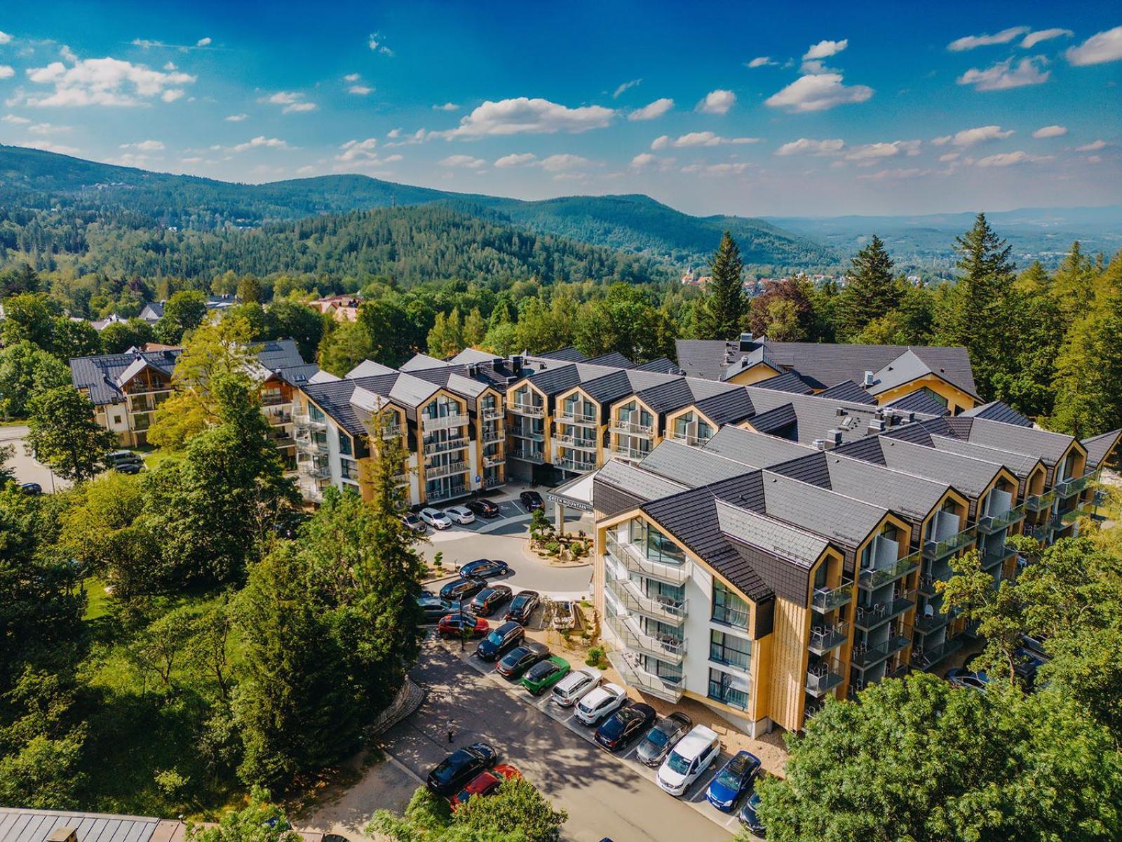 קרפאז' Green Mountain 5* Hotel מראה חיצוני תמונה Aerial view of the hotel