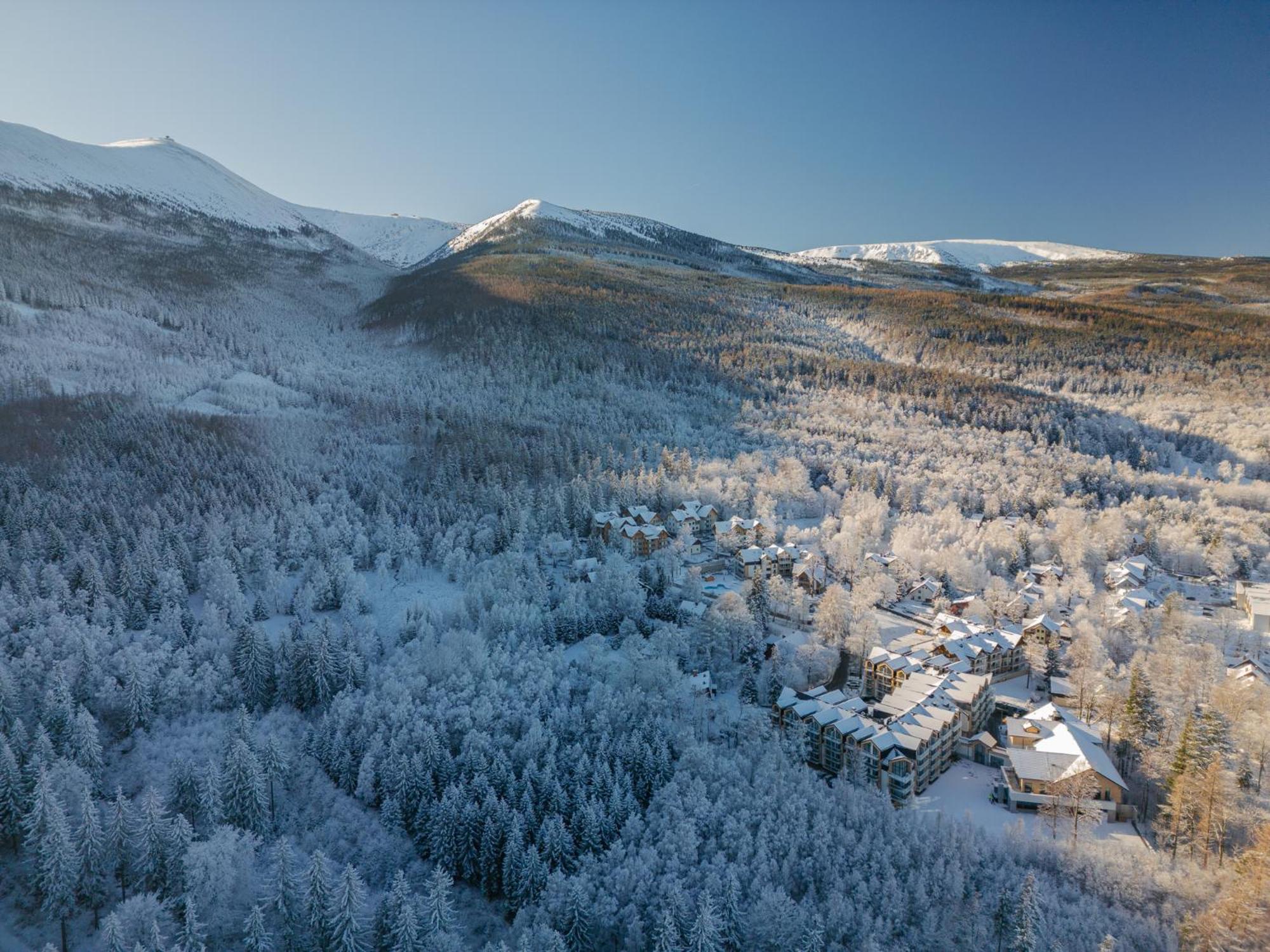 קרפאז' Green Mountain 5* Hotel מראה חיצוני תמונה Aerial view of the village
